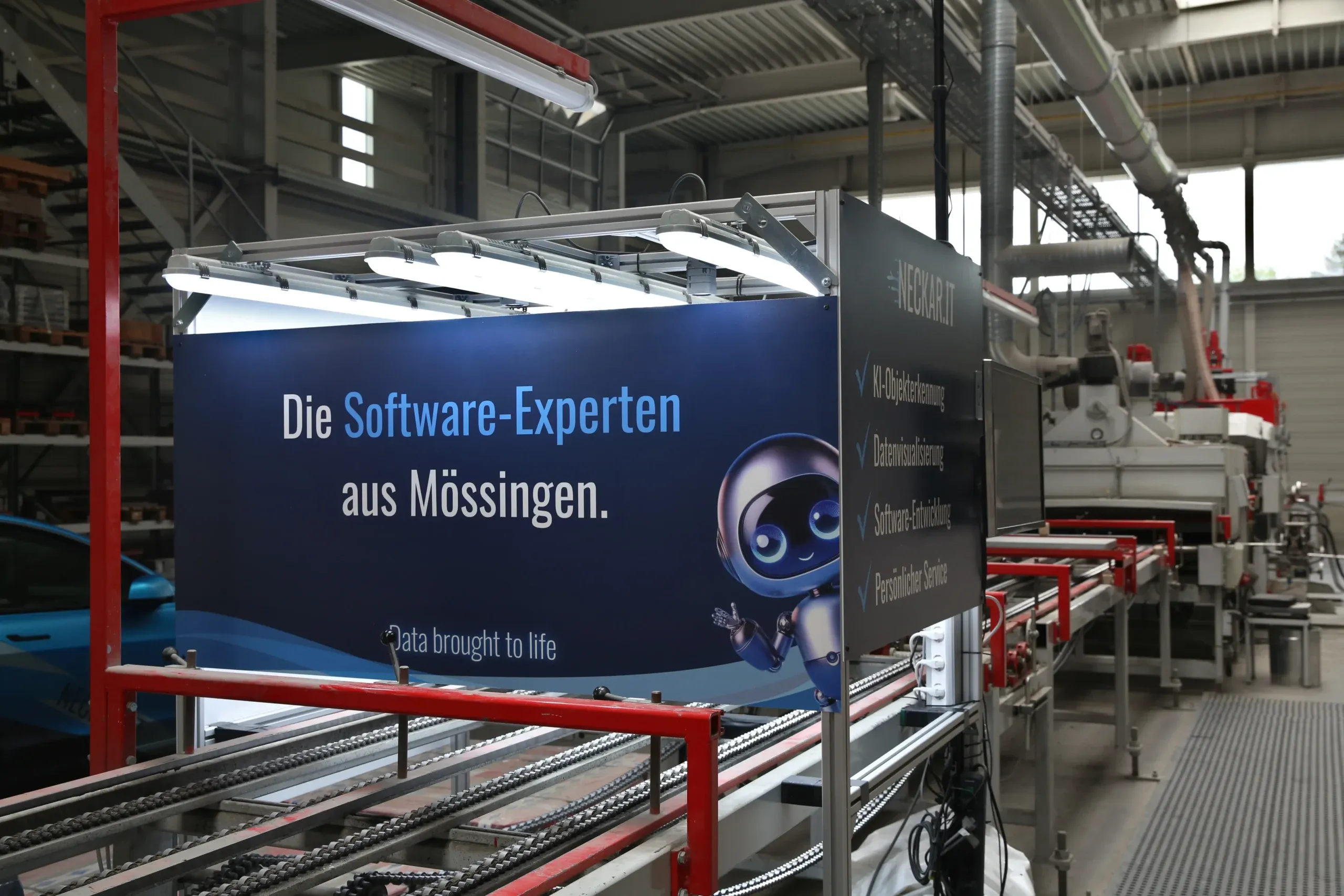 KI-Objekterkennung an einer Produktionslinie: Prüfstation mit Neckar-IT-Bannern